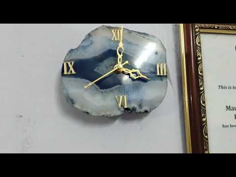 Read more about the article Agate slice watch use as wall clock and table clock with wooden stand 1000 rs remove negative energy